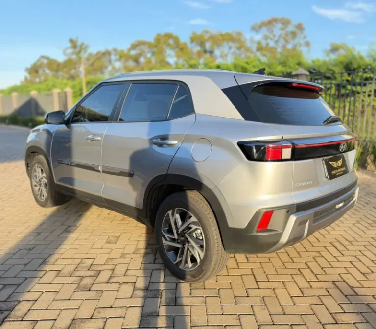 CRETA PLATINUM 1.0 FOTO ÂNGULO DIREITO TRASEIRO
