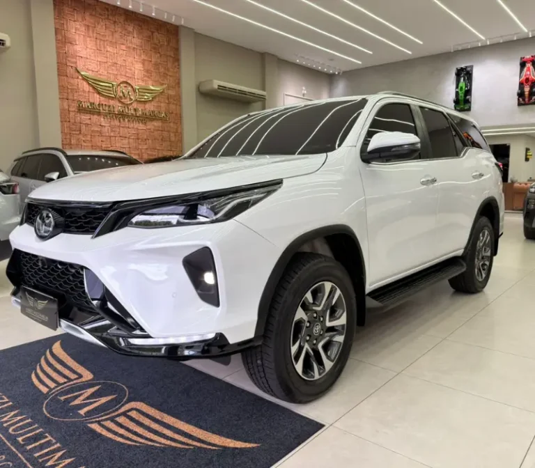 SW4 2.8 SRX PLATINUM 7L FOTO ÂNGULO FRONTAL DIREITO