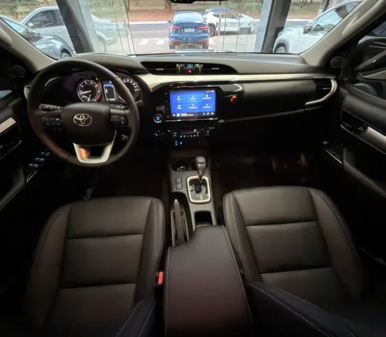 HILUX 2.8 SRV 4X4 DIESEL 2025_2025 FOTO ÂNGULO INTERIOR