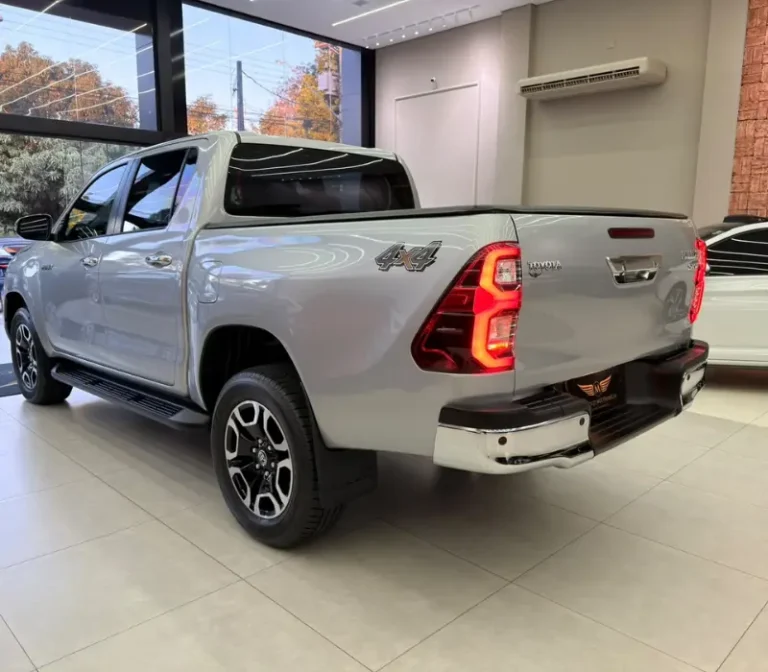 HILUX 2.8 SRV 4X4 DIESEL 2025_2025 FOTO ÂNGULO TRASEIRO DIREITO