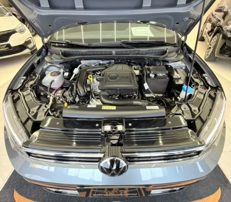VIRTUS 1.0 200TSI HIGHLINE FLEX AUTOMÁTICO 2024_2025 15.000KM FOTO ÂNGULO CAPÔ