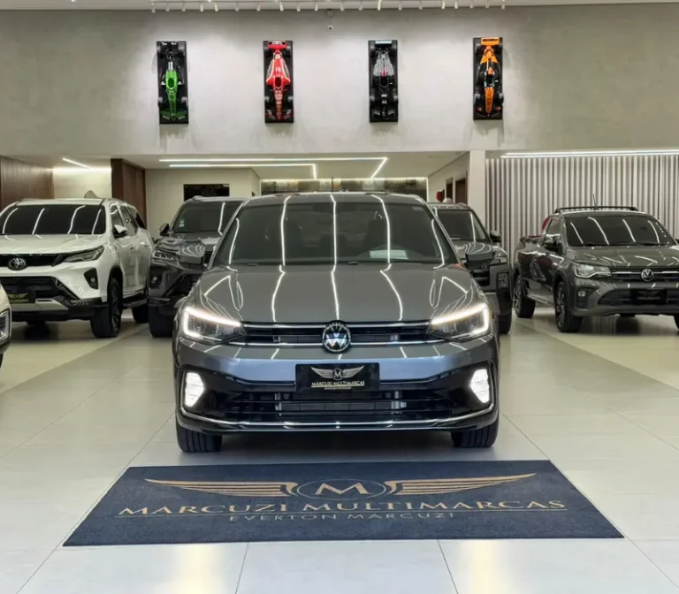 VIRTUS 1.0 200TSI HIGHLINE FLEX AUTOMÁTICO 2024_2025 15.000KM FOTO ÂNGULO FRONTAL