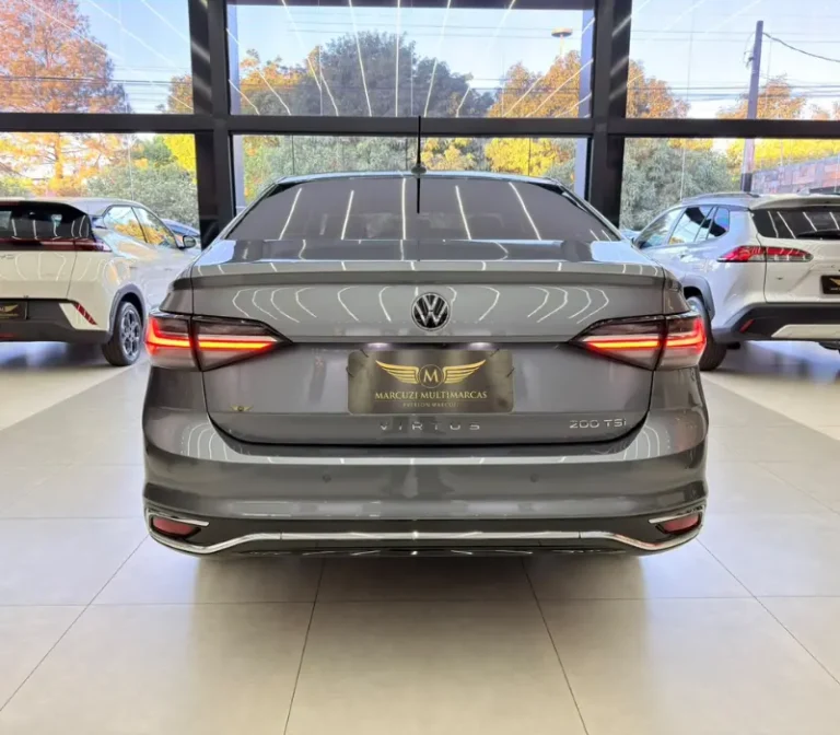 VIRTUS 1.0 200TSI HIGHLINE FLEX AUTOMÁTICO 2024_2025 15.000KM FOTO ÂNGULO TRASEIRO