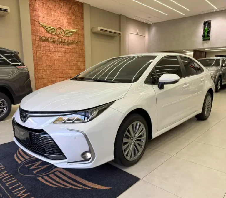 COROLLA 2.0 XEI FLEX AUTOMÁTICO 2025_2026 22.000KM VALOR_ 165.900,00 FOTO ÃNGULO FRONTAL DIREITO
