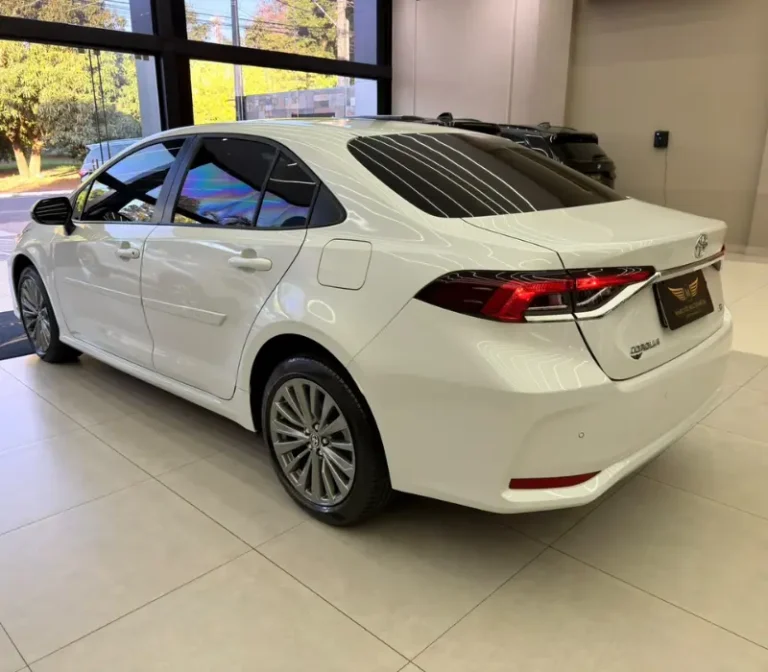 COROLLA 2.0 XEI FLEX AUTOMÁTICO 2025_2026 22.000KM VALOR_ 165.900,00 FOTO ÂNGULO TRASEIRO DIREITO