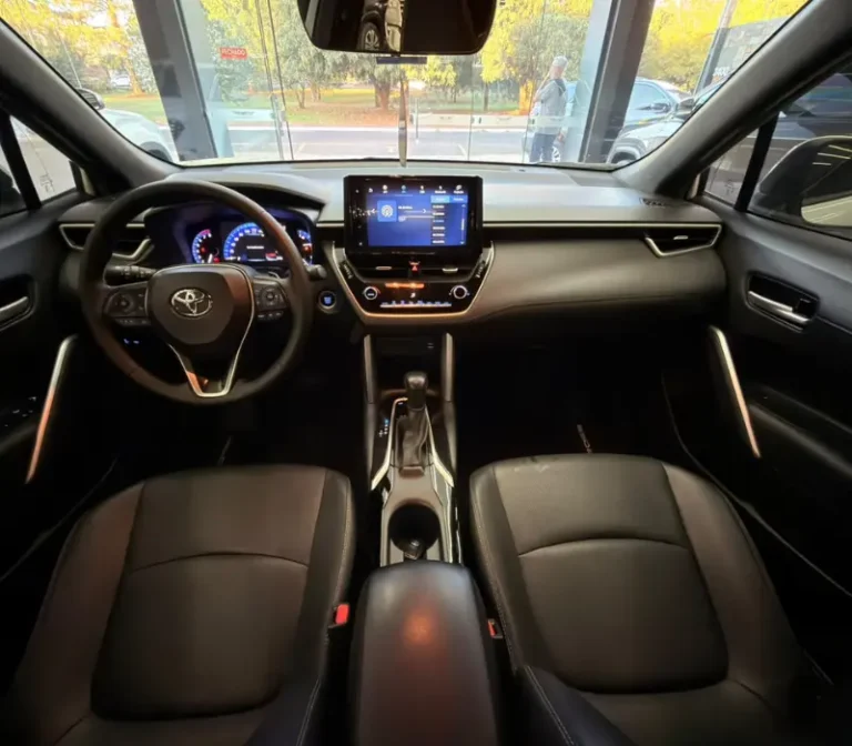 COROLLA CROSS 2.0 XRE FLEX AUTOMÁTICO 2023_2024 34.000KM VALOR_ 159.900,00 FOTO ÂNGULO INTERNO